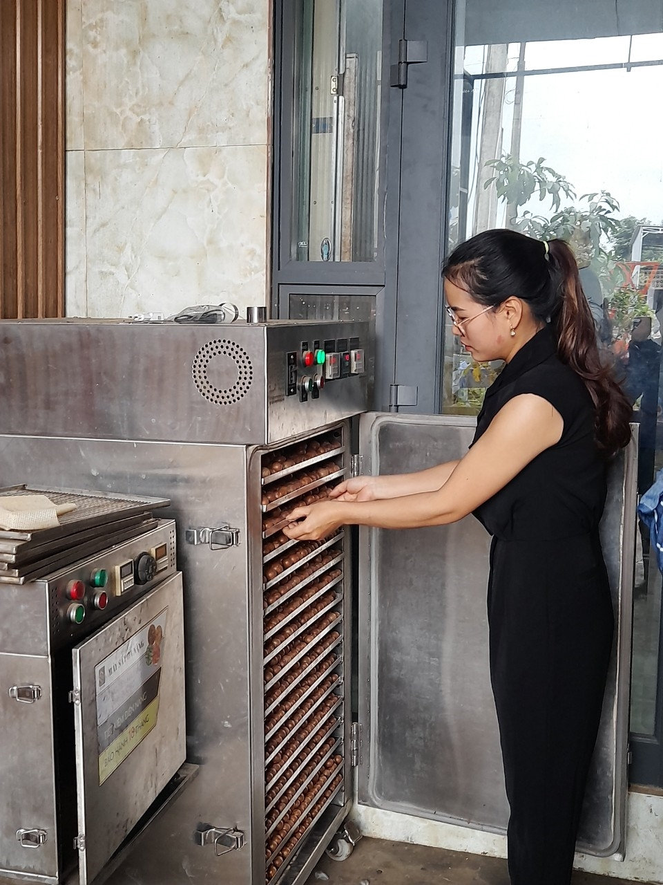 Dây chuyền sản xuất hạt mắc ca tại cơ sở của chị Bế Thị Nga