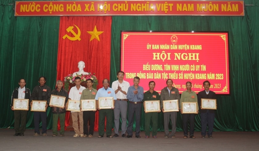 Lãnh đạo huyện Kbang trao Giấy khen cho Người có uy tín tiêu biểu tại Hội nghị biểu dương mới đây. Lãnh đạo huyện Kbang trao Giấy khen cho Người có uy tín tiêu biểu tại Hội nghị biểu dương mới đây.