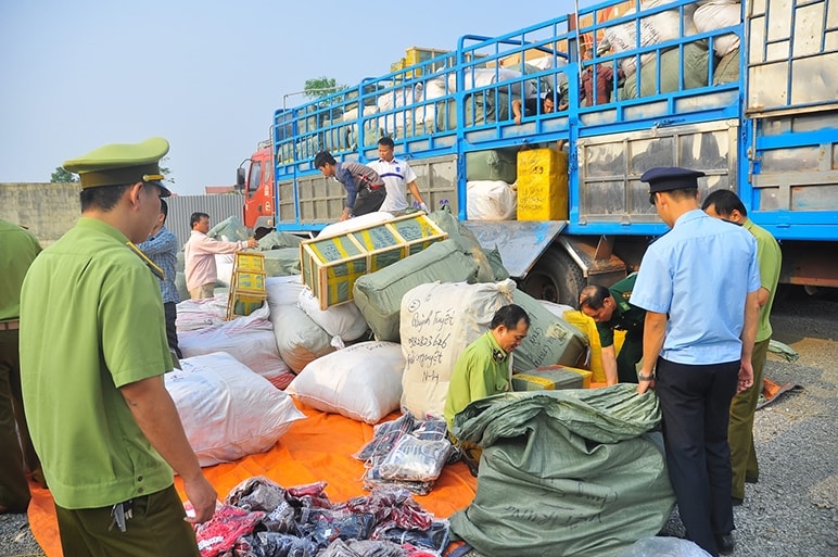 Các lực lượng chức năng kiểm đếm một vụ vận chuyển hàng lậu bị bắt giữ
