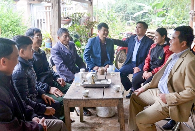 Người có uy tín ở xã Nà Khoa, huyện Nậm Pồ đã phối hợp với các cấp ủy Đảng, chính quyền và các đoàn thể vận động Nhân dân xây dựng nếp sống mới . (Ảnh: KT)