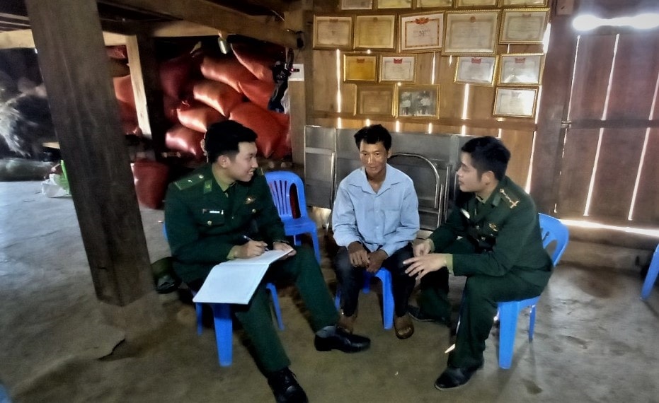 Trưởng bản Pờ Lò Hừ trao đổi với bộ đội biên phòng về tình hình trong thôn Trưởng bản Pờ Lò Hừ trao đổi với bộ đội biên phòng về tình hình trong thôn