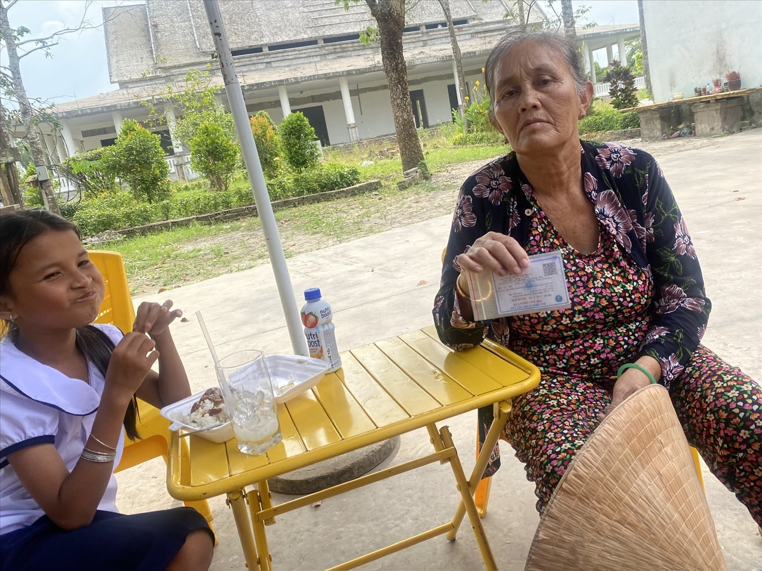 Bà Lâm Thị Hường ngụ khóm 2, phường 5, TP. Sóc Trăng là đối tượng được hỗ trợ  thẻ bảo hiểm  y tế thuộc hộ gia đình khó khăn 