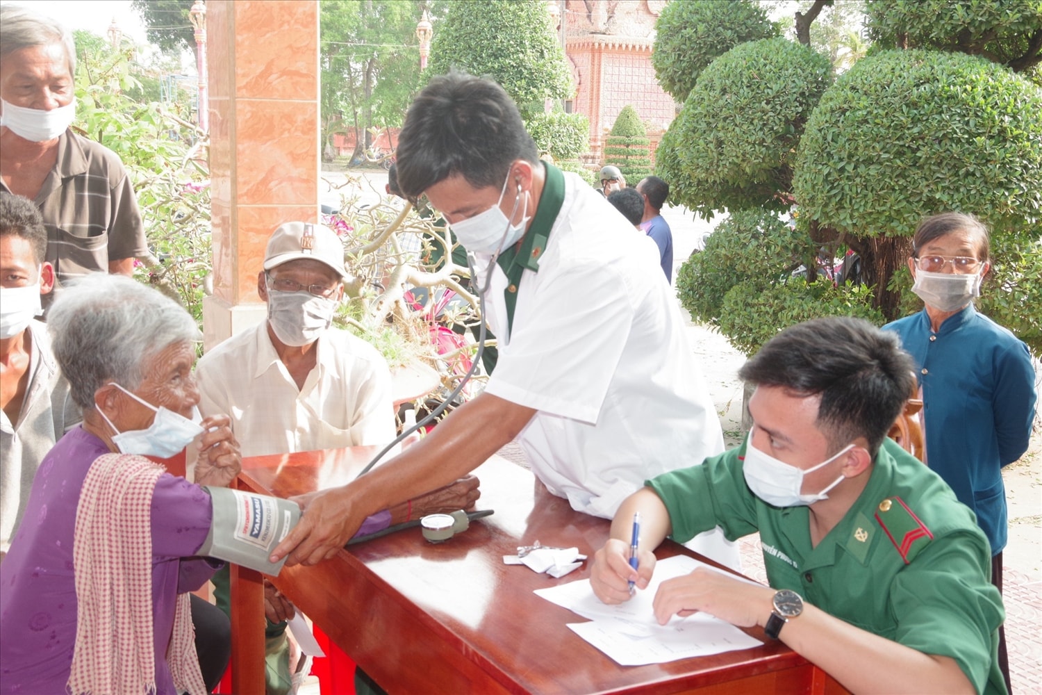 Các hình thức khác nhau , chính quyền địa phương luôn hướng đến chăm sóc sức khỏe cho đồng bào DTTS trên địa bàn tỉnh  Sóc Trăng một cách tốt nhất