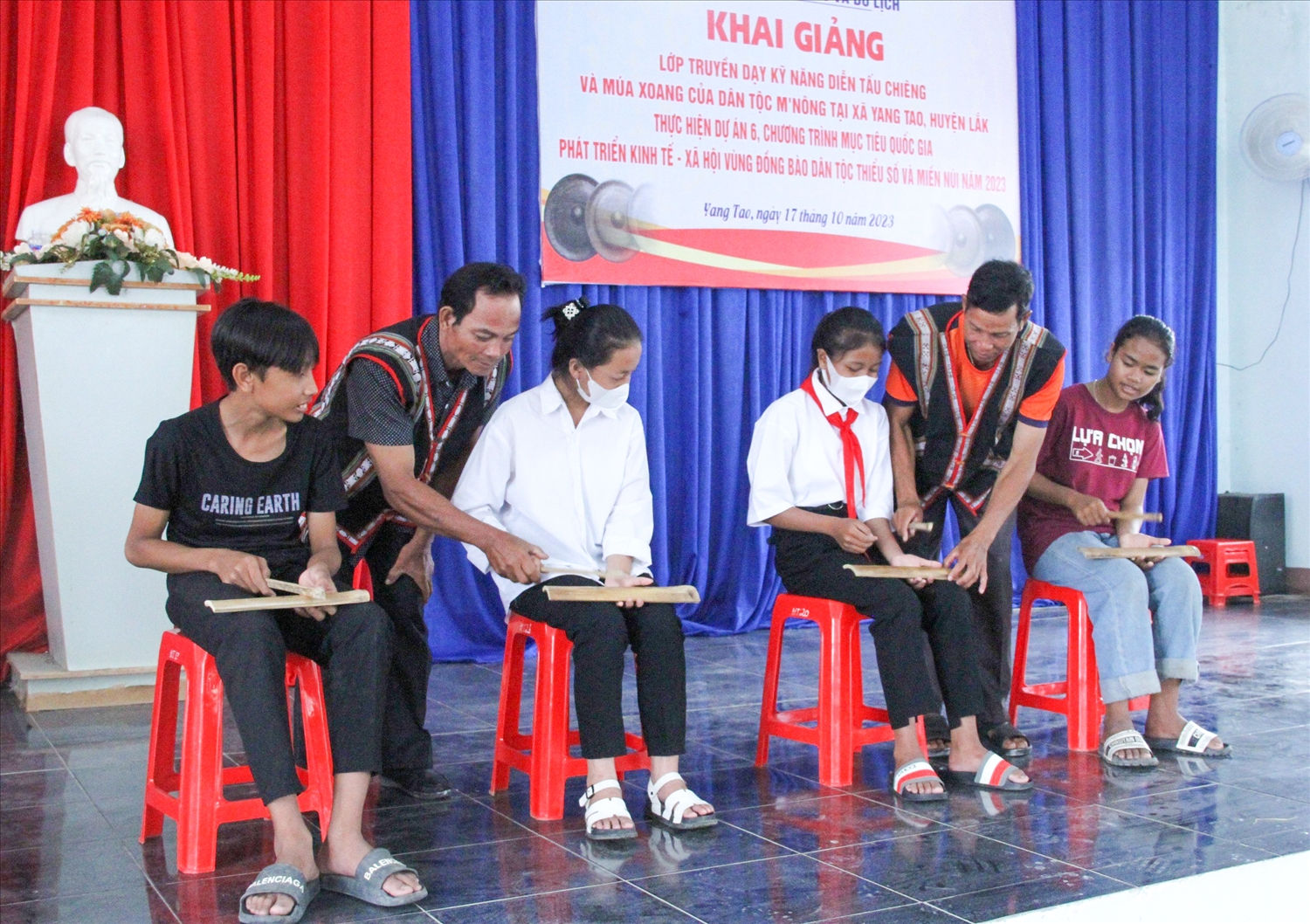 Truyền dạy đánh chiêng cho học sinh dân tộc Mnông Truyền dạy đánh chiêng cho học sinh dân tộc Mnông Truyền dạy đánh chiêng cho học sinh dân tộc Mnông Truyền dạy đánh chiêng cho học sinh dân tộc Mnông