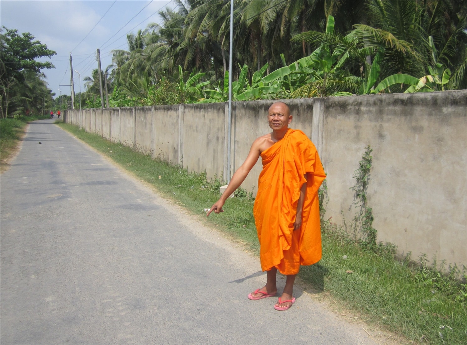Thượng tọa Thạch Thưa bên con đường nhựa ở ấp Ðại Trường.