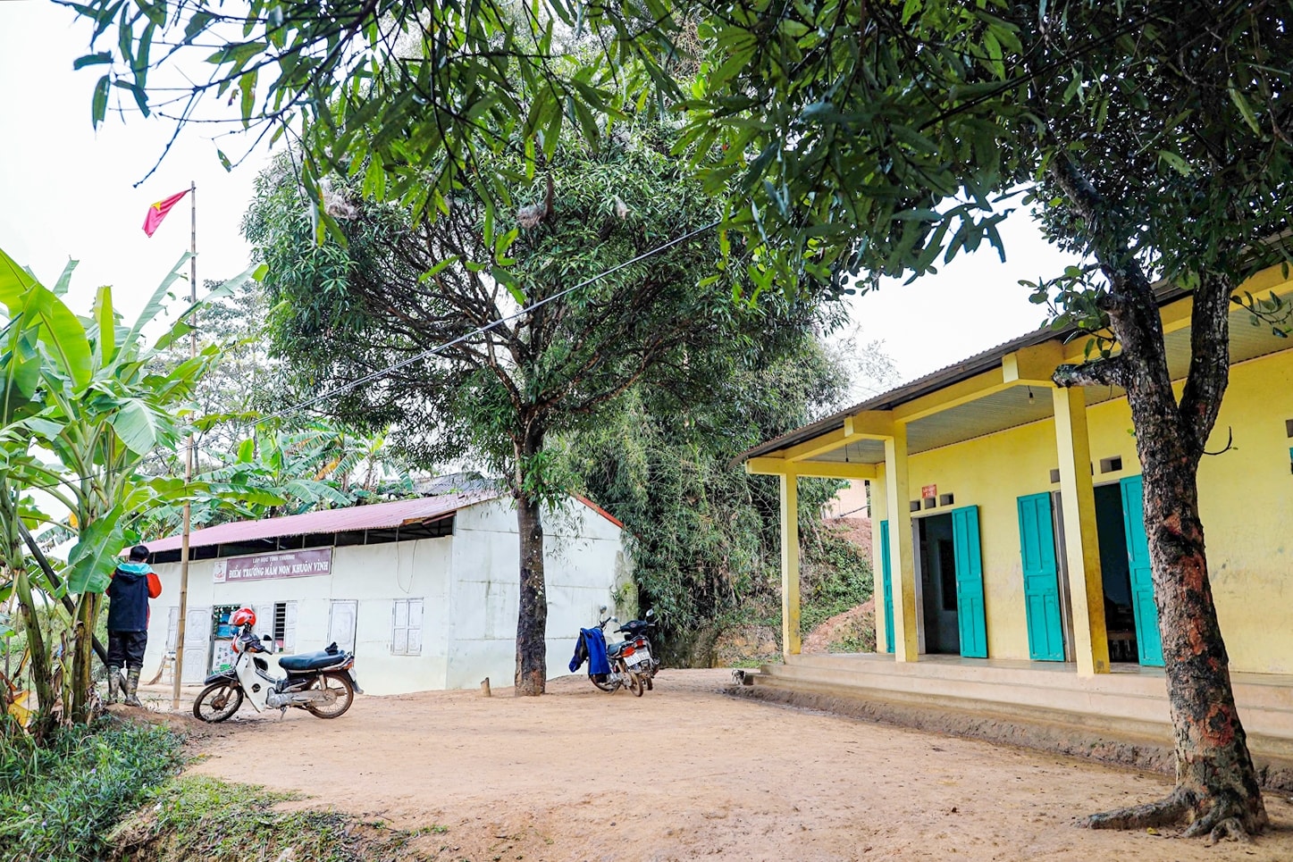 Điểm trường mầm non và tiểu học Khuôn Vình nằm chơi vơi trên đỉnh núi