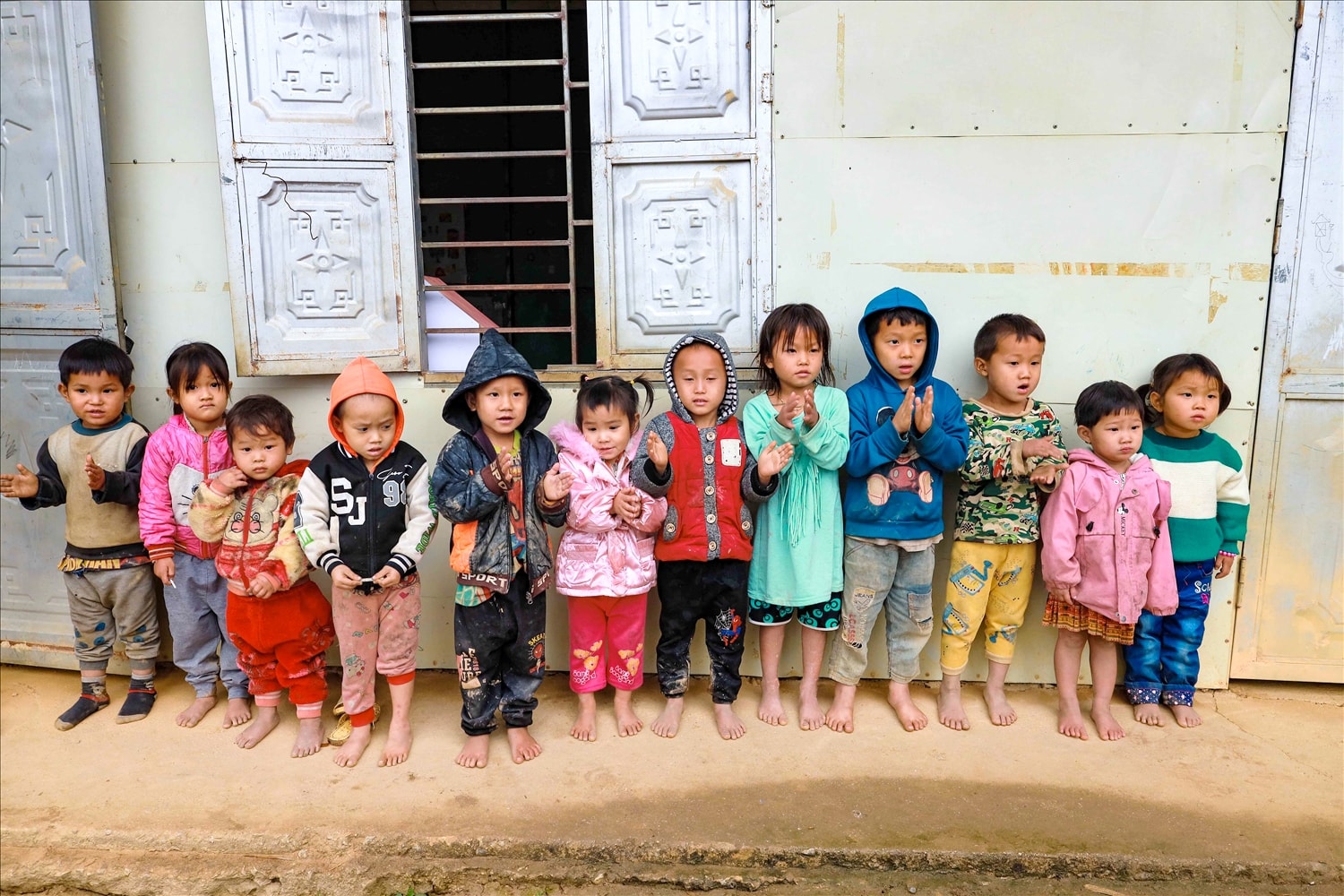 Học sinh điểm trường mầm non Khuôn Vình co ro trong giá lạnh đầu mùa