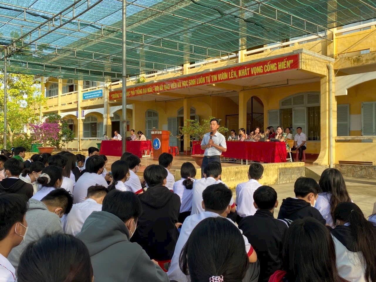 Tư vấn, hướng nghiệp sớm cho học sinh sẽ phân luồng nghề để không bị đọng nguồn lao động. ( trong ảnh:  tư vấn nghề tại trườngTHPT Đại Ngãi ( Sóc Trăng)