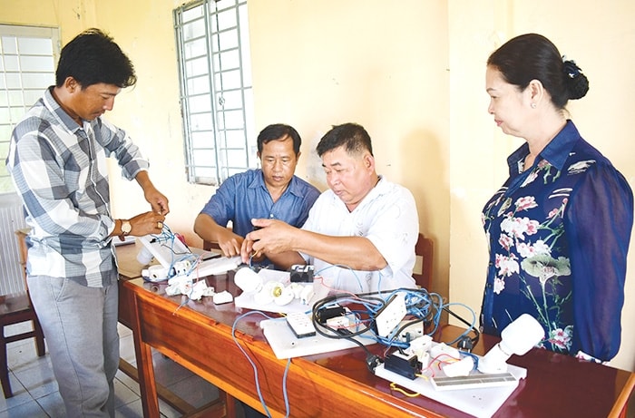 Học viên người DTTS ấp Năm Chùa, xã Nam Thái, huyện An Biên (Kiên Giang) có thêm thu nhập từ nghề điện dân dụng.