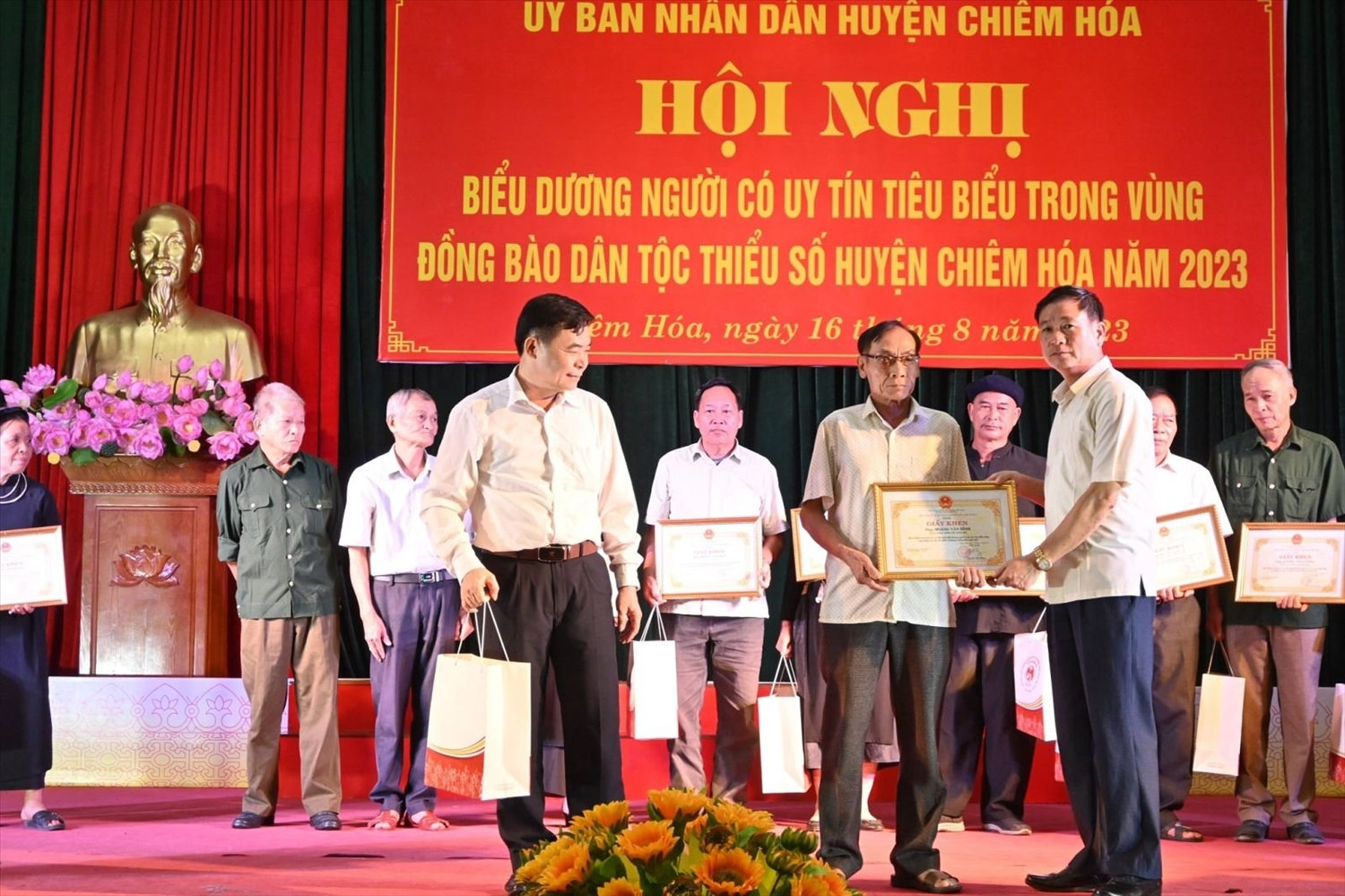 Chiêm Hoá biểu dương người có uy tín tiêu biểu trong vùng đồng bào dân tộc thiểu số tháng 8/2023. 