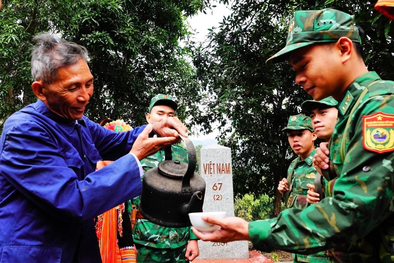 Gia đình già bản Lý A Nhị ở bản Hùng Pèng, xã Ma Lù Thàng, huyện Phong Thổ có hơn 40 năm đảm nhận trông giữ cột mốc 67 (2)