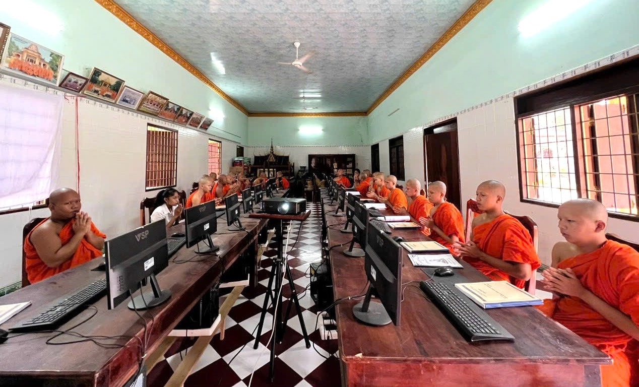 Lớp học tiếng Khmer được mở thường xuyên tại các chùa dạy cho  các tăng sinh và đồng bào  Khmer tham gia học