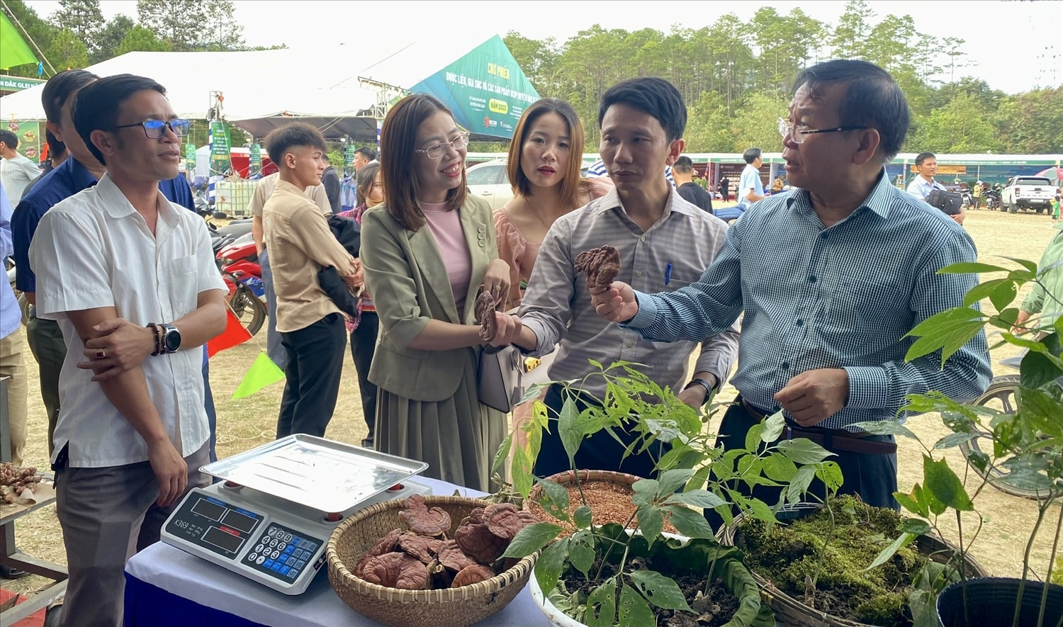 Lãnh đạo tỉnh Kon Tum thăm quan các gian hàng tại Chợ phiên Lãnh đạo tỉnh Kon Tum thăm quan các gian hàng tại Chợ phiên