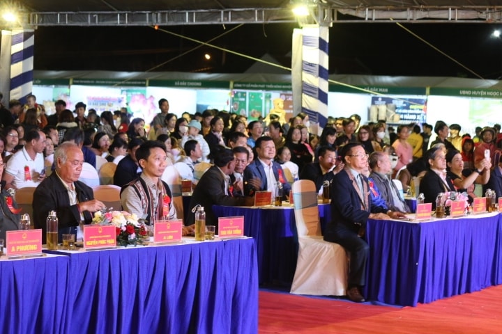 Các đại biểu tham dự khai mạc Chợ phiên dược liệu, gia súc và các sản phẩm OCOP huyện Đăk Glei năm 2023 Các đại biểu tham dự khai mạc Chợ phiên dược liệu, gia súc và các sản phẩm OCOP huyện Đăk Glei năm 2023