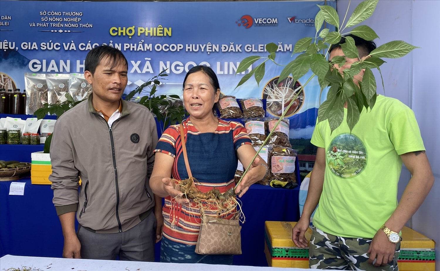 Sâm Ngọc Linh được đồng bào DTTS huyện Đăk Glei đem đến Chợ phiên Sâm Ngọc Linh được đồng bào DTTS huyện Đăk Glei đem đến Chợ phiên