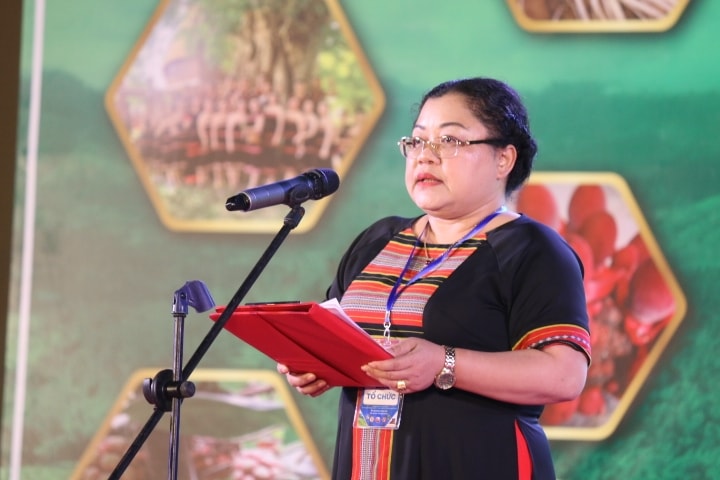 Bà Y Thanh, Chủ tịch UBND huyện Đăk Glei phát biểu khai mạc Chợ phiên dược liệu, gia súc và các sản phẩm OCOP huyện Đăk Glei năm 2023 Bà Y Thanh, Chủ tịch UBND huyện Đăk Glei phát biểu khai mạc Chợ phiên dược liệu, gia súc và các sản phẩm OCOP huyện Đăk Glei năm 2023