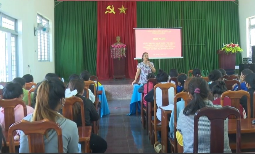 Hội nghị tuyên truyền tảo hôn và hôn nhân cận huyết thống trong vùng đồng bào dân tộc thiểu số tại xã Ea R’bin và xã Krông Nô (Đăk Lăk). Ảnh minh họa Hội nghị tuyên truyền tảo hôn và hôn nhân cận huyết thống trong vùng đồng bào dân tộc thiểu số tại xã Ea R’bin và xã Krông Nô (Đăk Lăk).