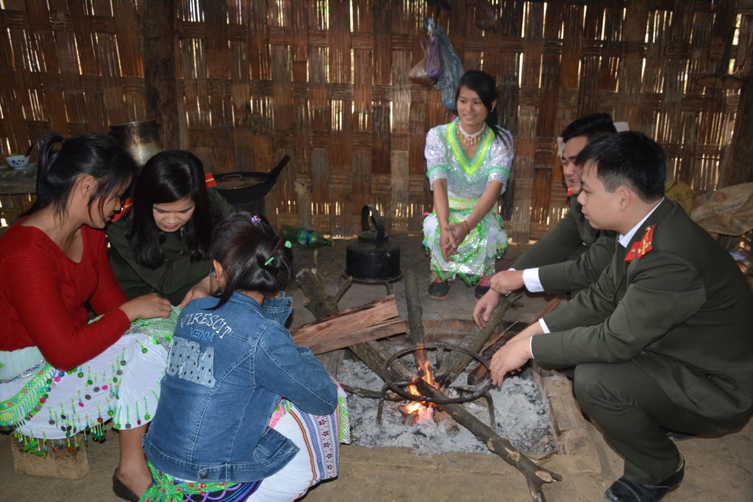 Lực lượng chức năng bám sát địa bàn để tuyên truyền, vận động, kịp thời ngăn chặn hoạt động truyền đạo trái phép. (Trong ảnh: Lực lượng Công an tỉnh Tuyên Quang cùng ăn, cùng ở, cùng làm, cùng nói tiếng dân tộc với bà con, tuyên truyền vận động quần chúng Nhân dân bảo đảm an ninh trên địa bàn dân cư )