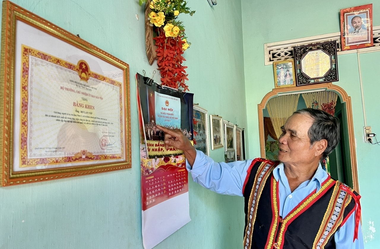 Già Níp phấn khởi kể lại cảm xúc khi được ra Hà Nội tham dự Đại hội đại biểu toàn quốc các DTTS Việt Nam Già Níp phấn khởi kể lại cảm xúc khi được ra Hà Nội tham dự Đại hội đại biểu toàn quốc các DTTS Việt Nam