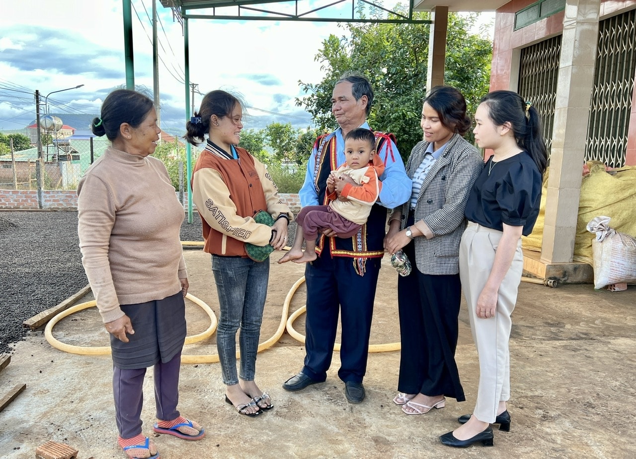 Người có uy tín Rơ Lan Níp tuyên truyền, vận động người dân xoá bỏ hủ tục, phòng chống tảo hôn và hôn nhân cận huyết thống Người có uy tín Rơ Lan Níp tuyên truyền, vận động người dân xoá bỏ hủ tục, phòng chống tảo hôn và hôn nhân cận huyết thống