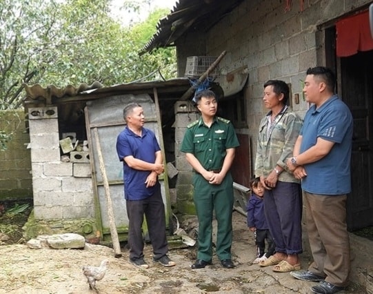 Từ ngày 15/11/2023 đến 15/1/2024, huyện Mèo Vạc, tỉnh Hà Giang tiếp tục mở cao điểm đợt 3 để tuyên truyền, vận động đồng bào theo “San sư khẹ tọ” quay về tín ngưỡng truyền thống. (Trong ảnh: Lực lượng chức năng huyện Mèo Vạc nắm bắt tình hình tại thôn Xín Phìn Chư, xã Thượng Phùng )
