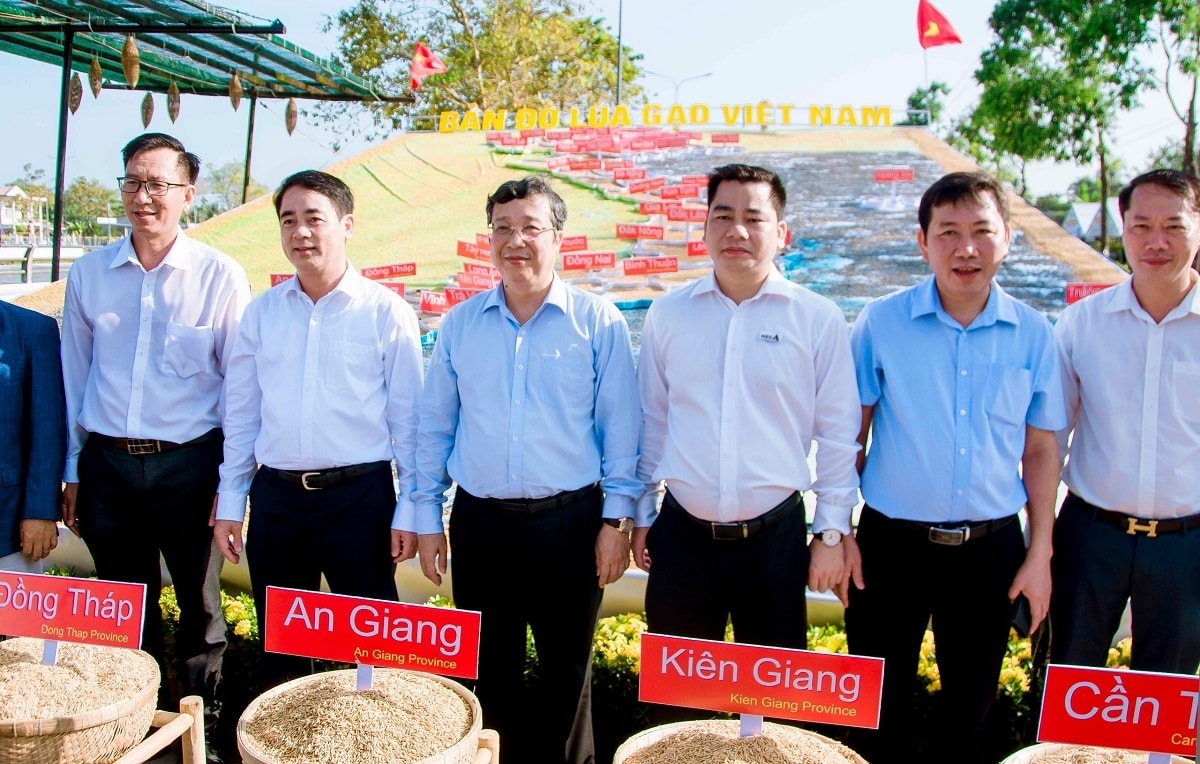 Các đại biểu chụp ảnh với mô hình Bản đồ Việt Nam được ghép từ giống lúa đặc trưng, đặc sản của 63 tỉnh, thành phố mới vừa được xác lập kỷ lục Việt Nam Các đại biểu chụp ảnh với mô hình Bản đồ Việt Nam được ghép từ giống lúa đặc trưng, đặc sản của 63 tỉnh, thành phố mới vừa được xác lập kỷ lục Việt Nam