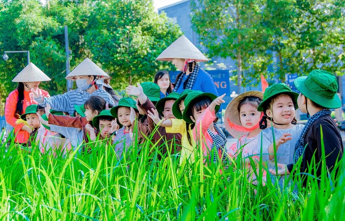 Các em nhỏ thích thú trải nghiệm với các tiểu cảnh lúa được trưng bày tại Con đường lúa gạo Việt Nam Các em nhỏ thích thú trải nghiệm với các tiểu cảnh lúa được trưng bày tại Con đường lúa gạo Việt Nam