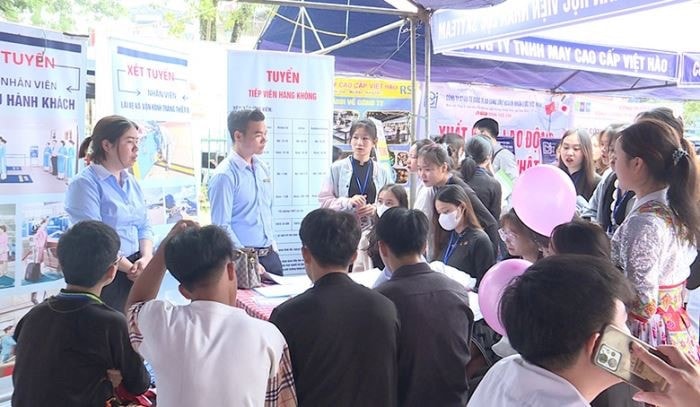 Gian hàng việc làm tại Phiên giao dịch huyện Chiêm Hoá năm 2023