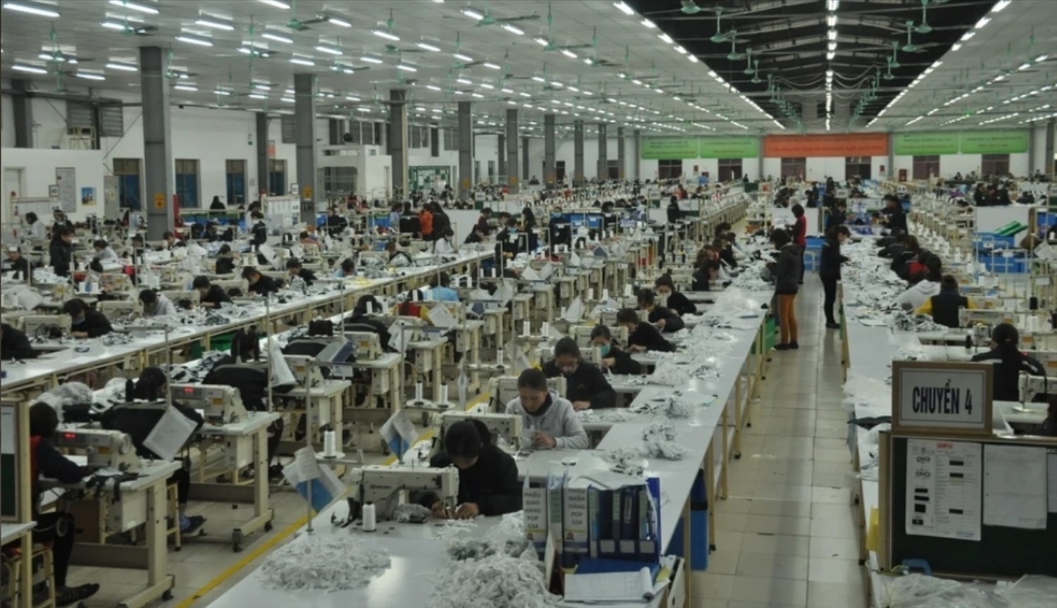 Nhiều doanh nghiệp có vốn đầu tư nước ngoai vào hoạt động đã góp phần tạo công ăn việc làm cho nhiều lao động địa phương - Trong ảnh: công ty TNHH Haivani Kim Lien - Nam Đàn