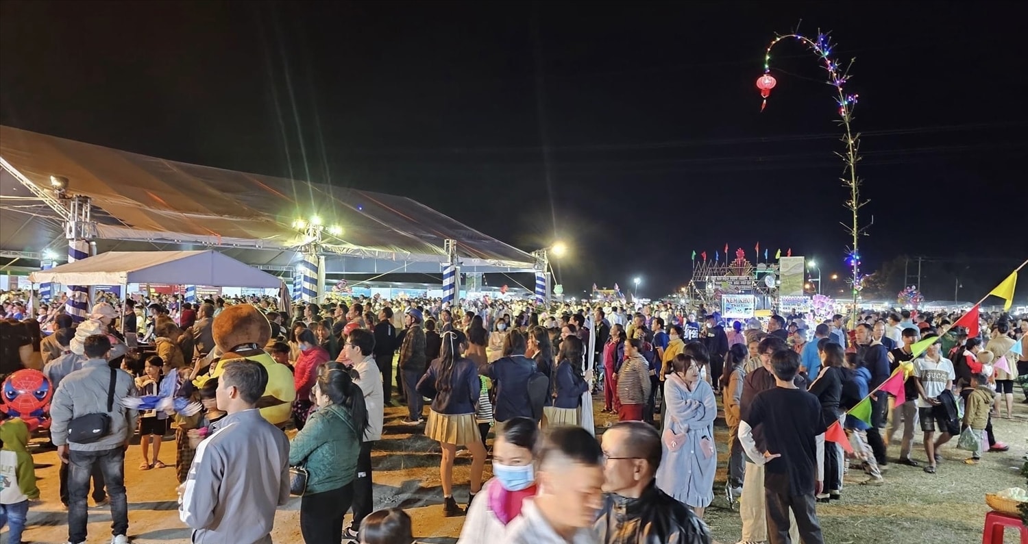 Hàng ngàn người đến mua sắm và kết nối tiêu thụ sản phẩm tại Chợ phiên dược liệu, gia súc và các sản phẩm OCOP huyện Đăk Glei 