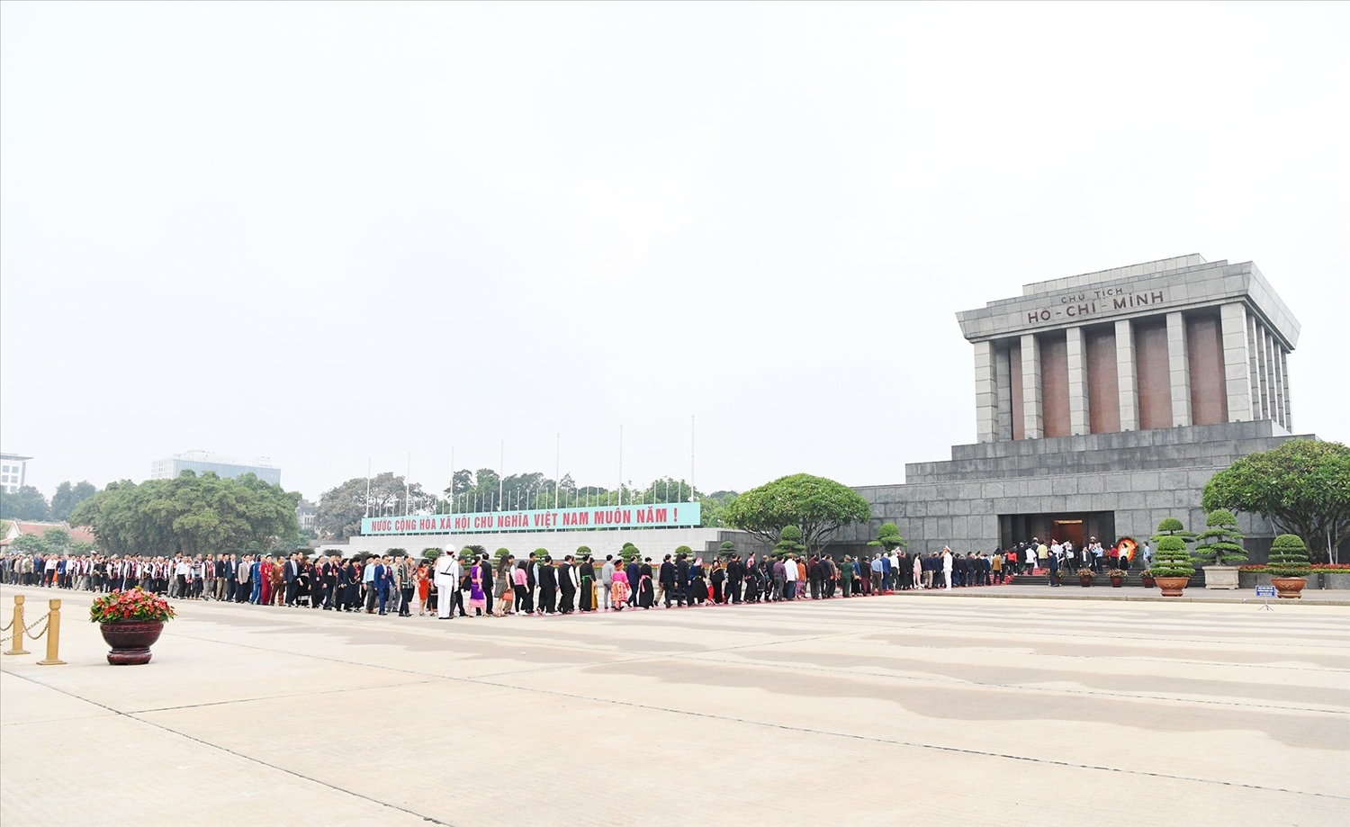Đoàn vào Lăng viếng Bác
