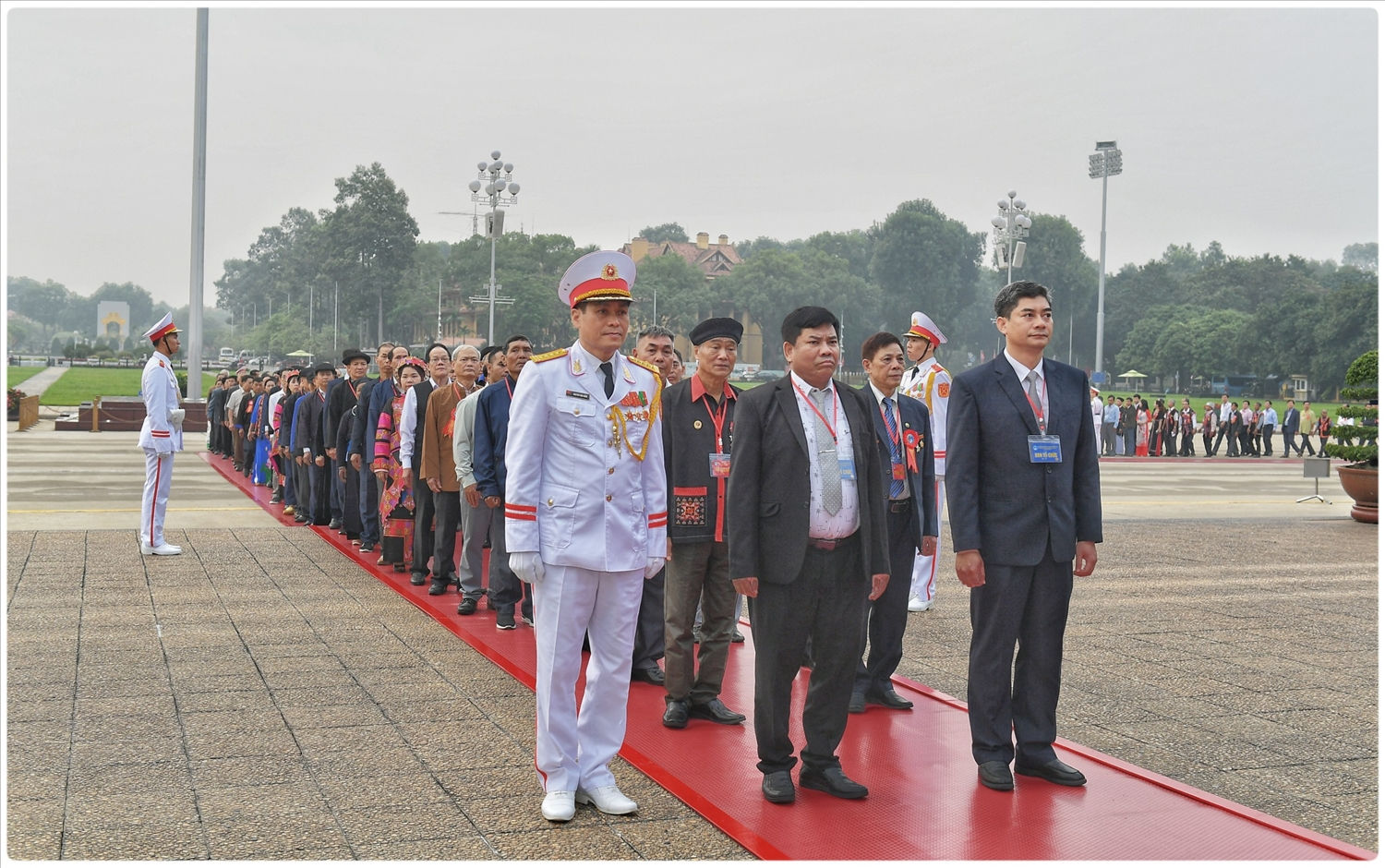 Đoàn đại biểu do Thứ trưởng, Phó Chủ nhiệm UBDT Y Thông và Thứ trưởng, Phó Chủ nhiệm UBDT Y Vinh Tơr dẫn đầu tiến vào Lăng viếng Bác