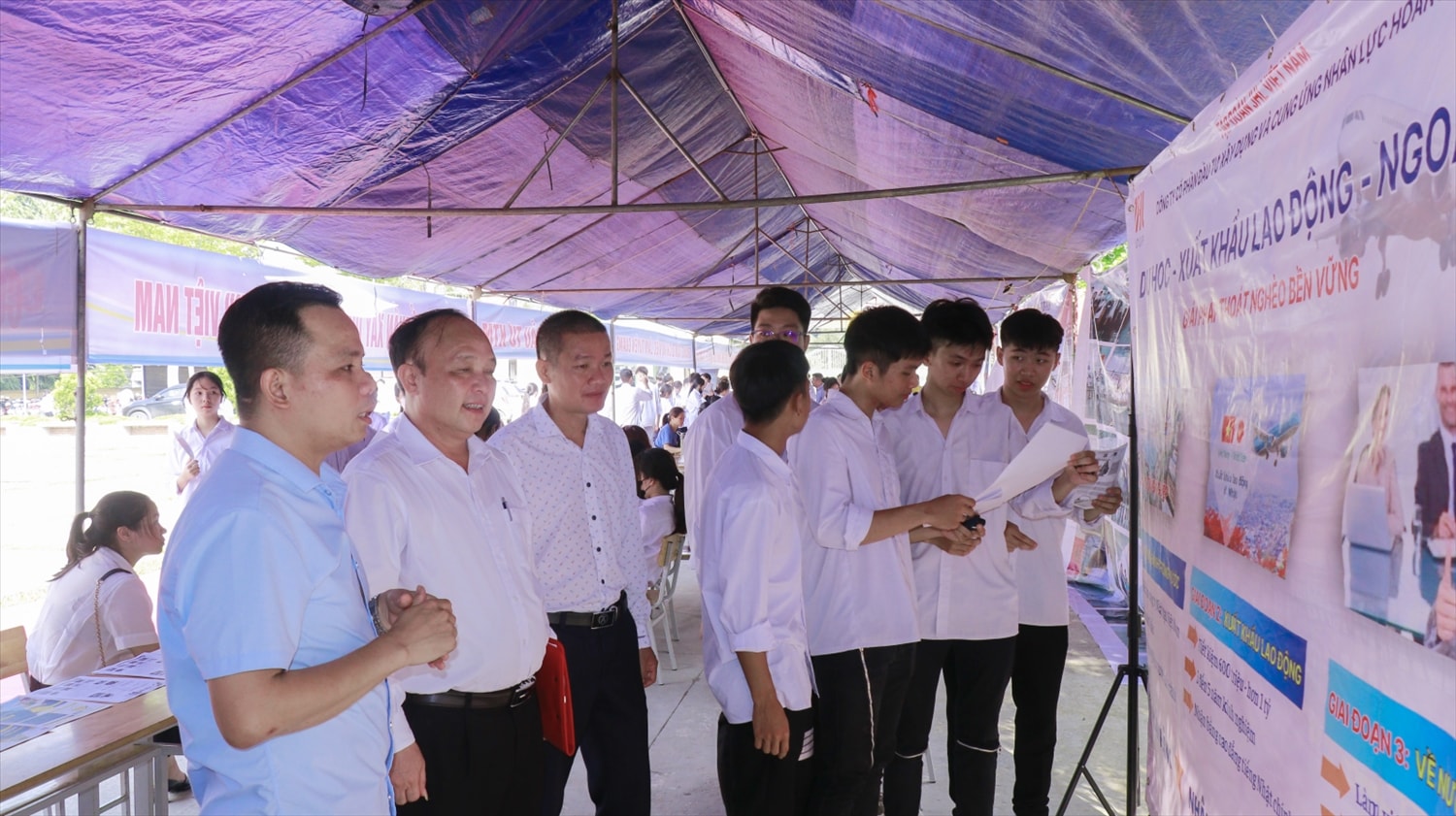 Học sinh trên địa bàn huyện Chiêm Hoá tìm hiểu, cập nhật thông tin thị trường lao động để định hướng và chọn lựa ngành học, việc làm phù hợp Học sinh trên địa bàn huyện Chiêm Hoá tìm hiểu, cập nhật thông tin thị trường lao động để định hướng và chọn lựa ngành học, việc làm phù hợp