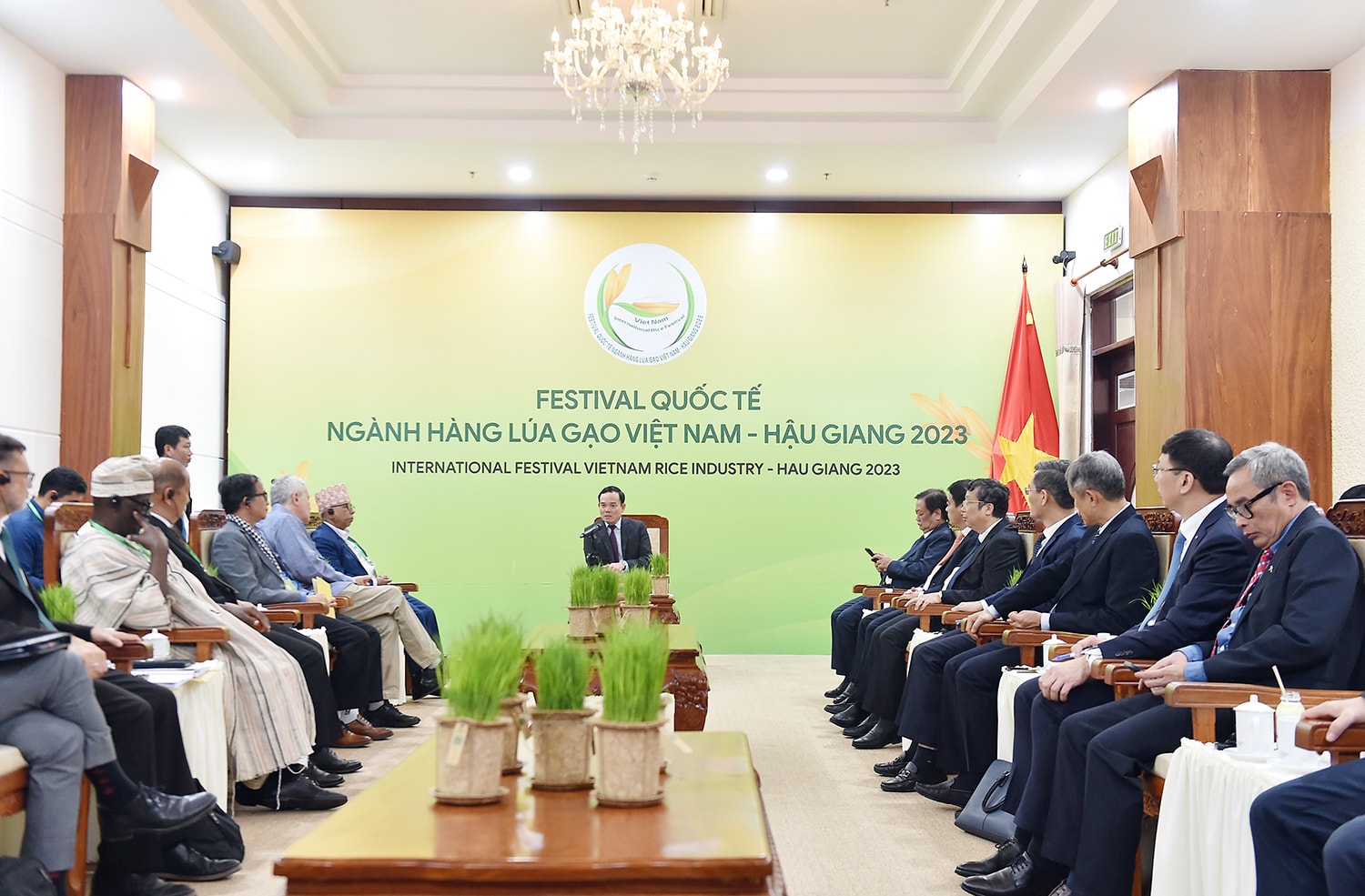 Phó Thủ tướng Trần Lưu Quang tiếp Trưởng đoàn các nước, các đại sứ dự Festival quốc tế lúa gạo Việt Nam 2023 - Ảnh: VGP/Hải Minh