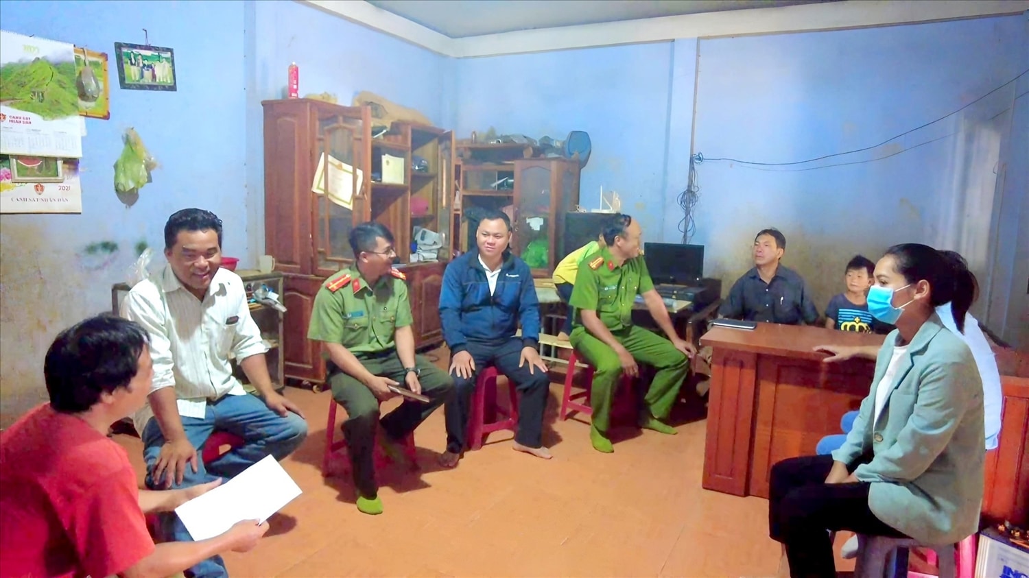 Lực lượng chức năng cùng với Ban tự quản thôn tăng cường các giải pháp tuyên truyền người dân
