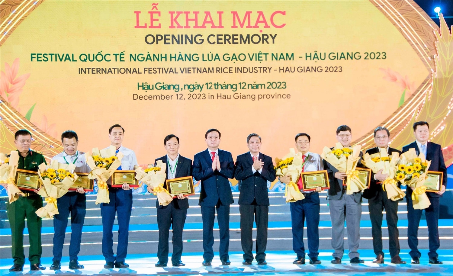  Ông Trần Văn Huyến - Phó Bí thư Thường trực Tỉnh ủy, Chủ tịch HĐND tỉnh Hậu Giang và ông Đồng Văn Thanh - Chủ tịch UBND tỉnh Hậu Giang tặng hoa và biểu trưng cho các nhà tài trợ