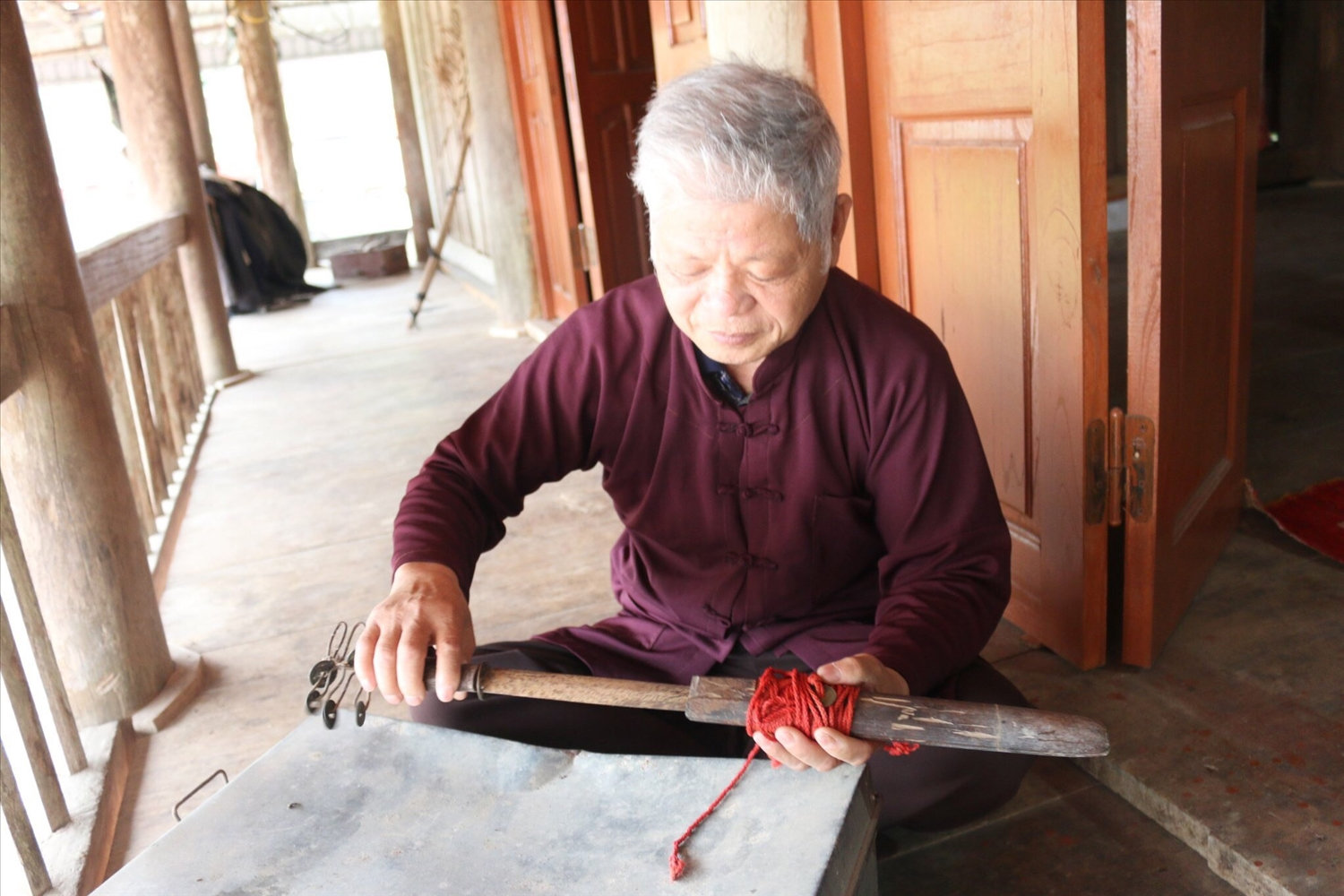 Người uy tín dân tộc Cao Lan trên địa bàn xã Thiện Tân, huyện Hữu Lũng bảo tồn di sản văn hoá dân tộc.