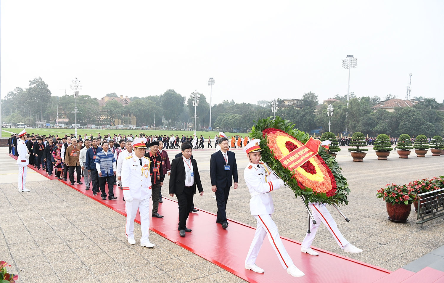 Đoàn đại biểu tdo Thứ trưởng, Phó Chủ nhiệm Ủy ban Dân tộc Y Thông và Thứ trưởng, Phó Chủ nhiệm Ủy ban Dân tộc Y Vinh Tơr làm Trưởng đoàn dâng hoa, vào Lăng viếng Chủ tịch Hồ Chí Minh