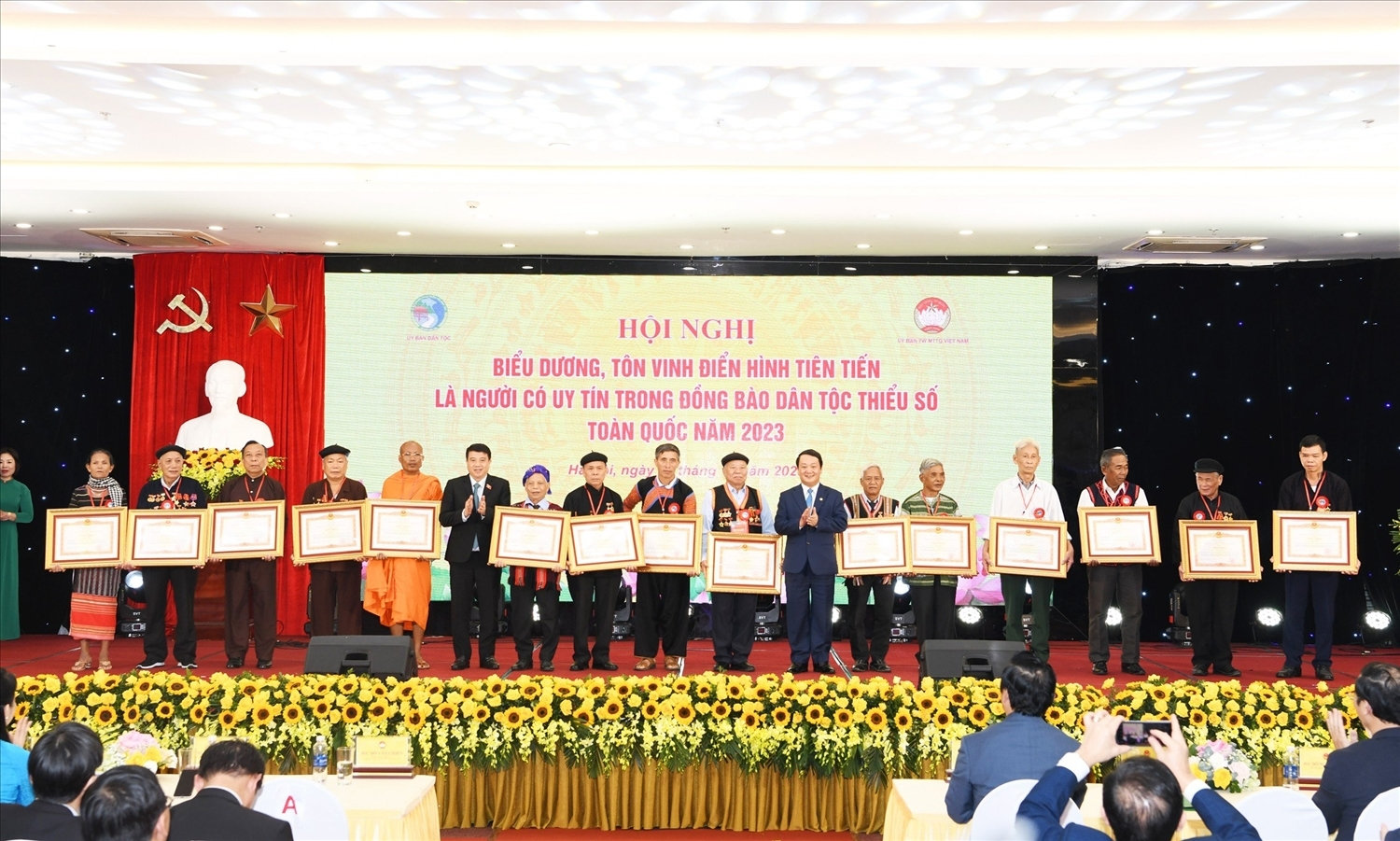 Bộ trưởng, Chủ nhiệm Ủy ban Dân tộc Hầu A Lềnh và Chủ tịch Hội đồng Dân tộc Quốc hội Y Thanh Hà Niê Kđăm trao tặng Bằng khen cho các đại biểu 