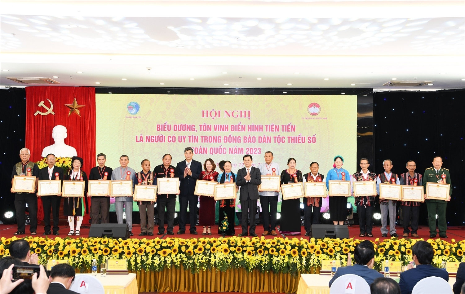 Thứ trưởng, Phó Chủ nhiệm Ủy ban Dân tộc Nông Quốc Tuấn và Thứ trưởng, Phó Chủ nhiệm Ủy ban Dân tộc Y vinh Tơr trao tặng Bằng khen cho các đại beiẻu 