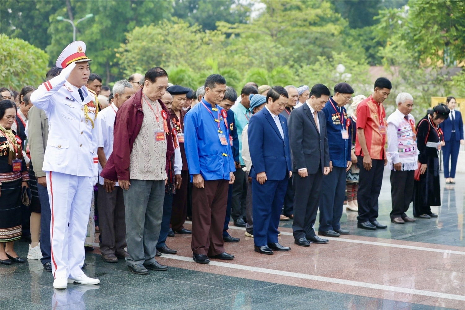 Đoàn đại biểu do Bộ trưởng, Chủ nhiệm Ủy ban Dân tộc Hầu A Lềnh; Thứ trưởng, Phó Chủ nhiệm Ủy ban Dân tộc Nông Quốc Tuấn làm trưởng đoàn đã tới đặt vòng hoa, dâng hương, tưởng niệm các Anh hùng Liệt sĩ tại Đài Tưởng niệm các Anh hùng Liệt sĩ Bắc Sơn