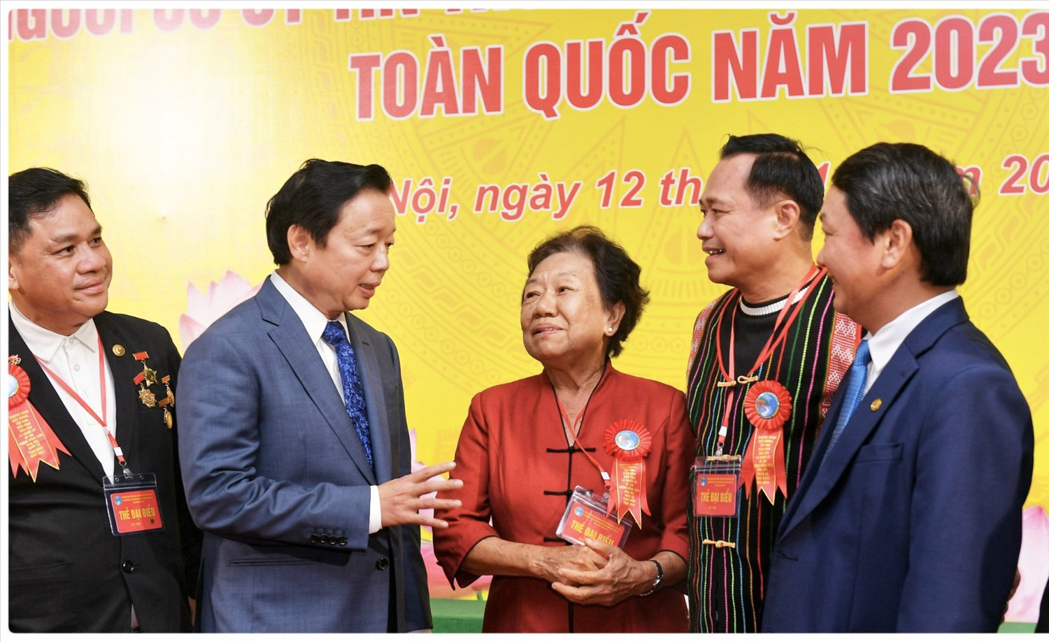 Phó Thủ tướng Trần Hồng Hà và Bộ trưởng, Chủ nhiệm Ủy ban Dân tộc Hầu A Lềnh thăm hỏi, động viên, trò chuyện với các đại biểu