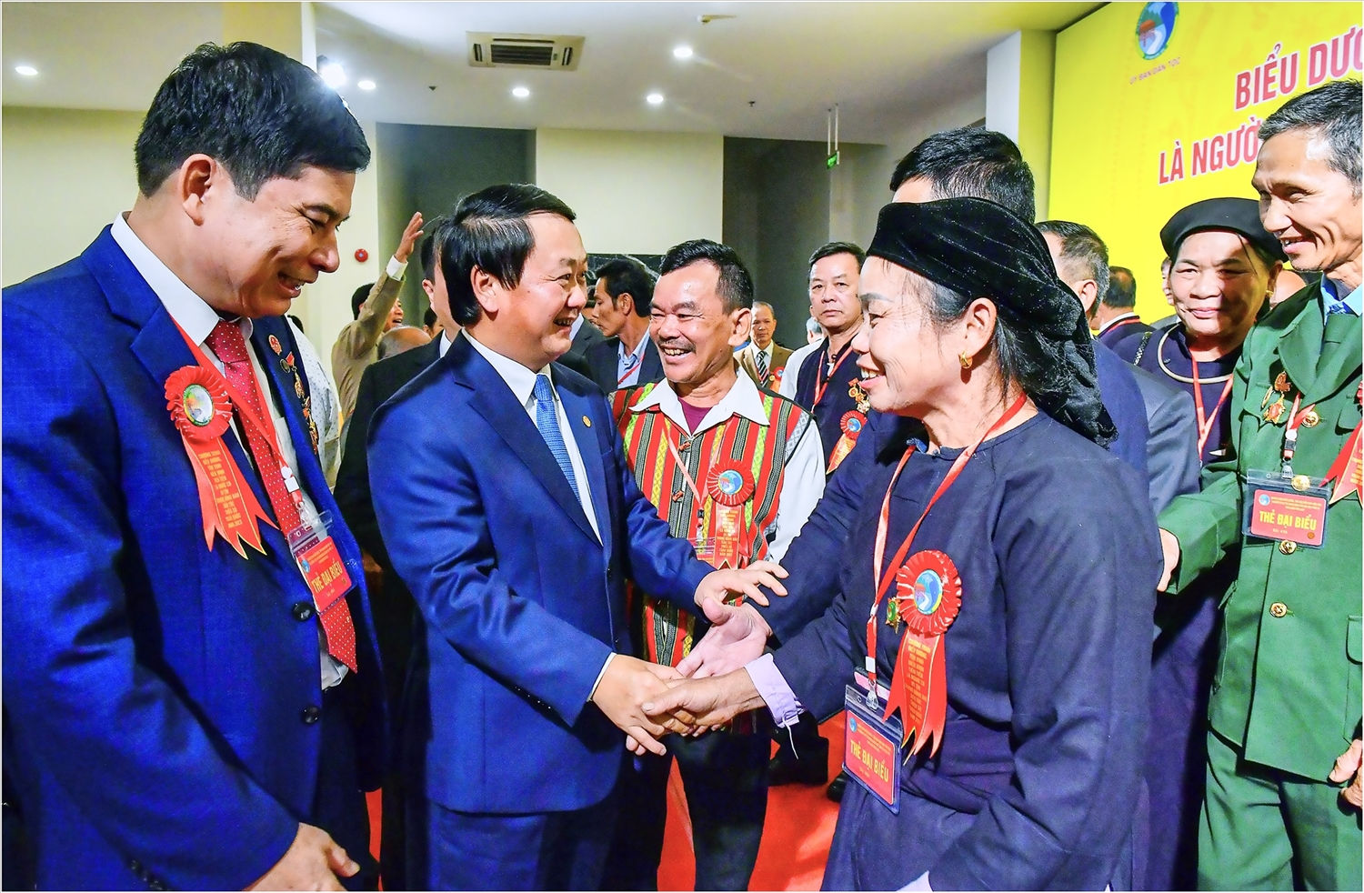 Bộ trưởng, Chủ nhiệm Ủy ban Dân tộc Hầu A Lềnh trò chuyện, động viên đại biểu Người có uy tín. Ảnh: Thanh Hà