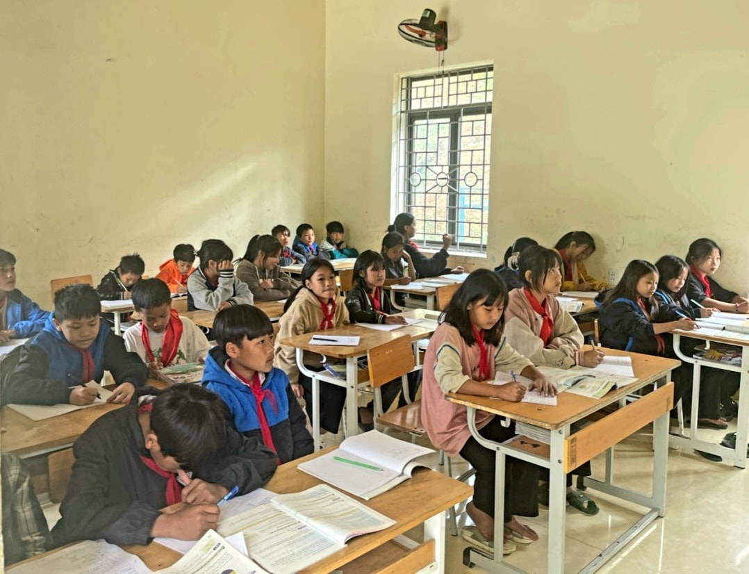 Con em đồng bào La Hủ đã được học hành đầy đủ