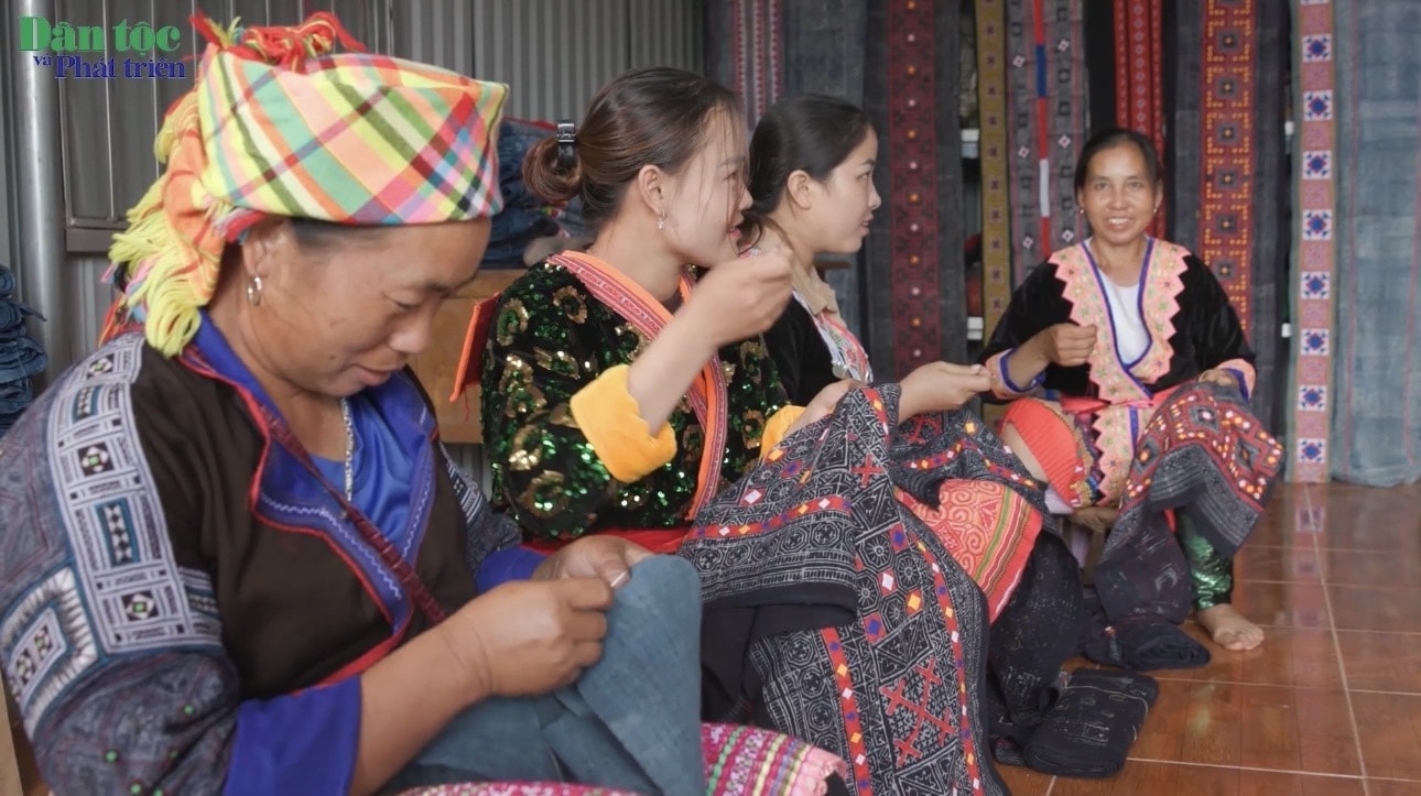 Phụ nữ dân tộc Mông ở xã Nà Bủng huyện Nậm Pồ, tỉnh Điện Biên lưu giữ nghề truyền thống Phụ nữ dân tộc Mông ở xã Nà Bủng huyện Nậm Pồ, tỉnh Điện Biên lưu giữ nghề truyền thống