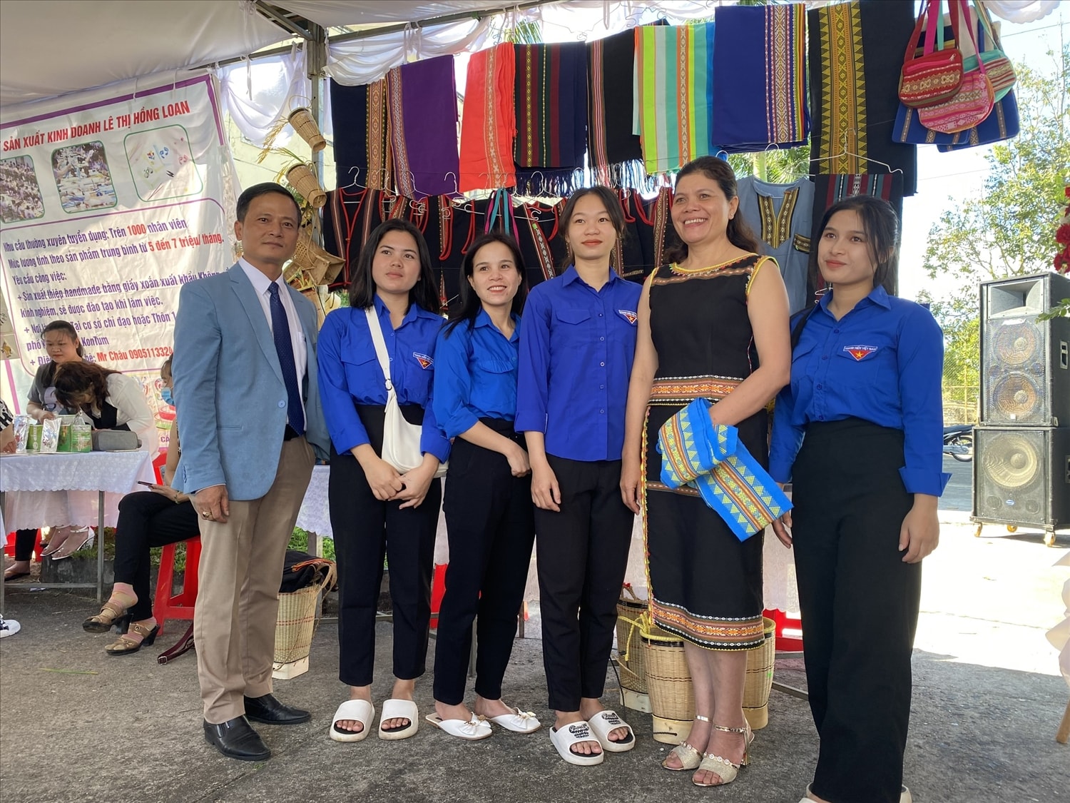 Chị Y Thoai và các cháu học nghề ở cơ sở dệt chị Chị Y Thoai và các cháu học nghề ở cơ sở dệt chị