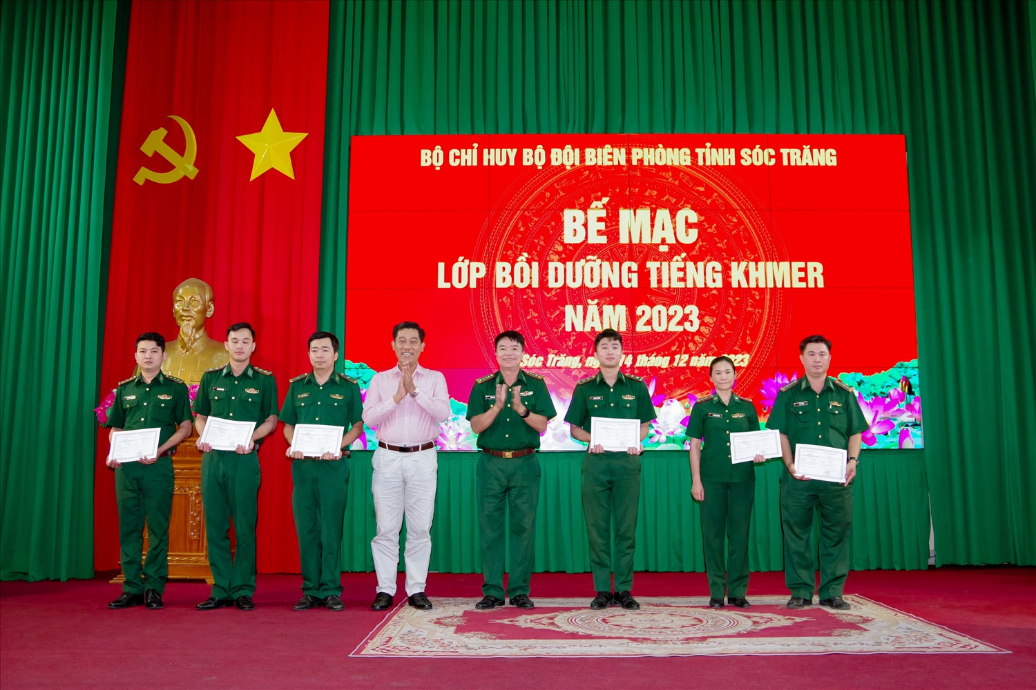 Lãnh đạo BĐBP và Ban dân tộc tỉnh  Sóc Trăng trao giấy chứng nhận cho các học viên