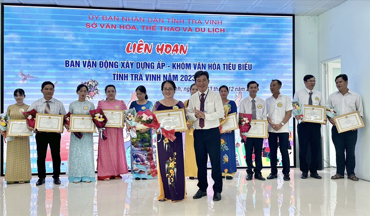 Ban tổ chức Liên hoan Ban Vận động xây dựng ấp – khóm văn hóa tiêu biểu tỉnh Trà Vinh năm 2023 trao giải Nhất cá nhân cho thí sinh Hứa Minh Xuyên (đơn vị huyện Trà Cú) Ban tổ chức Liên hoan Ban Vận động xây dựng ấp – khóm văn hóa tiêu biểu tỉnh Trà Vinh năm 2023 trao giải Nhất cá nhân cho thí sinh Hứa Minh Xuyên (đơn vị huyện Trà Cú)