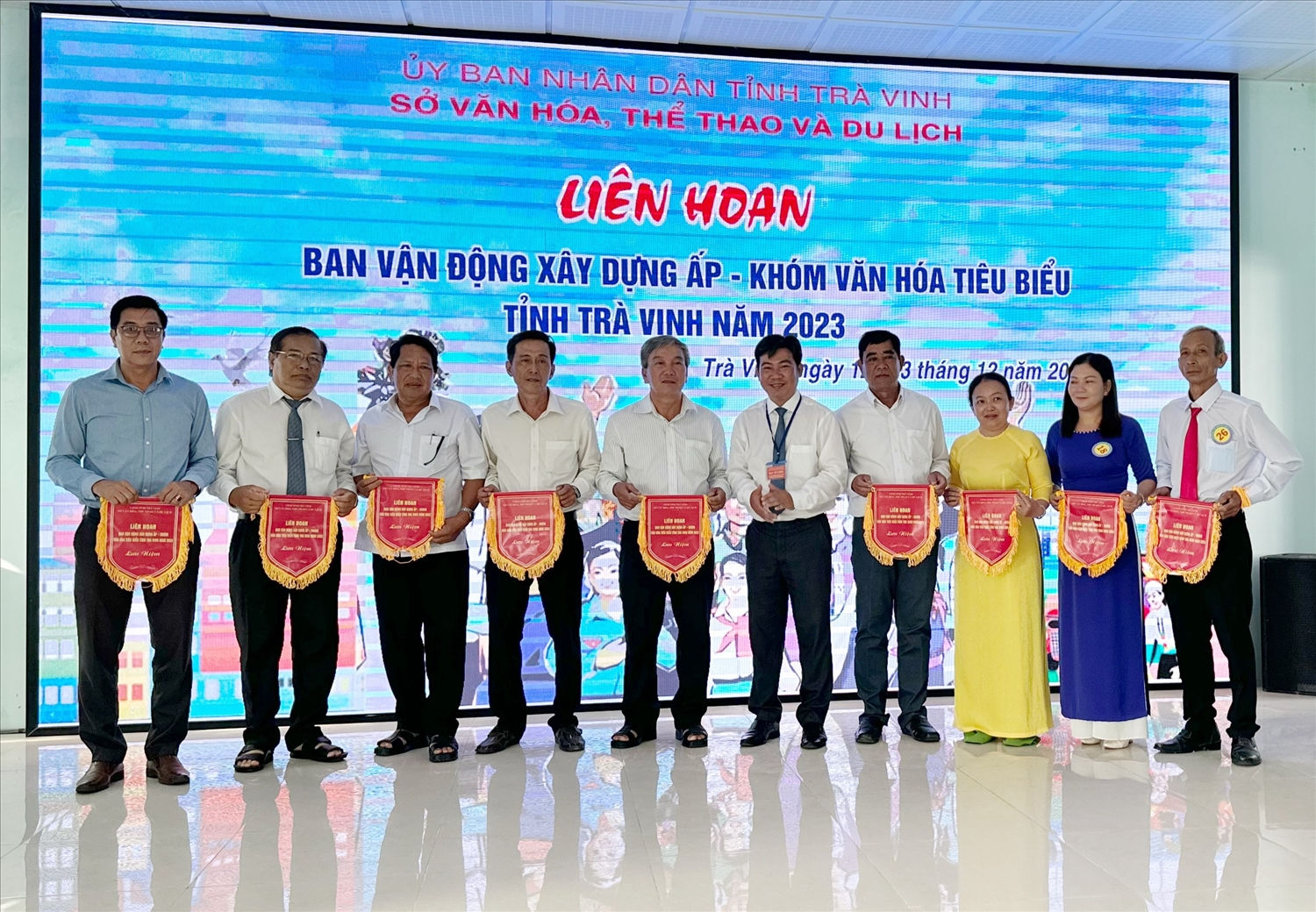 Ban tổ chức trao cờ lưu niệm đến các đơn vị tham dự Liên hoan Ban Vận động xây dựng ấp – khóm văn hóa tiêu biểu tỉnh Trà Vinh năm 2023 Ban tổ chức trao cờ lưu niệm đến các đơn vị tham dự Liên hoan Ban Vận động xây dựng ấp – khóm văn hóa tiêu biểu tỉnh Trà Vinh năm 2023