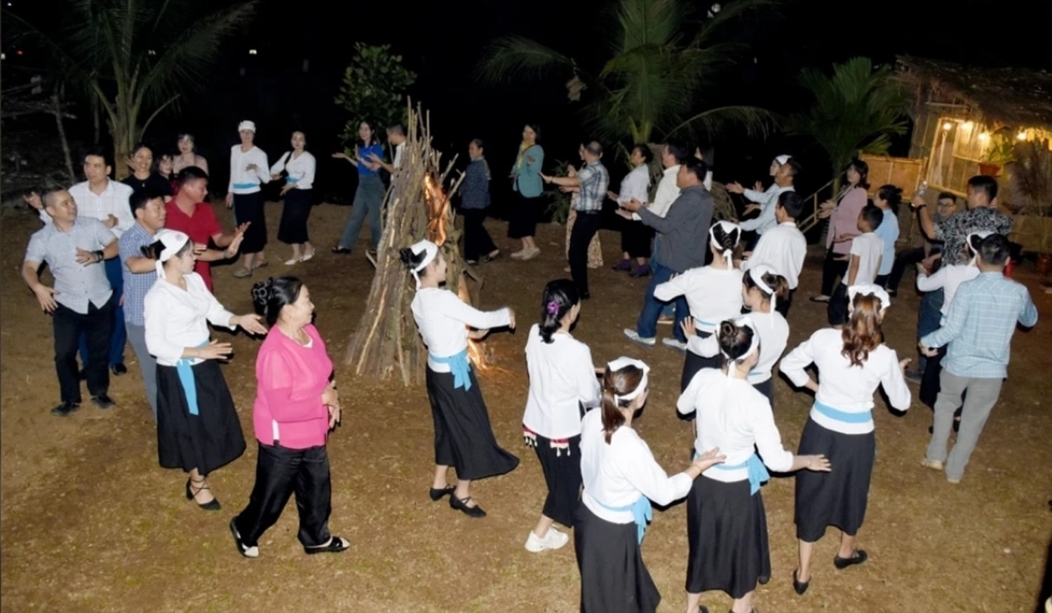 Giao lưu văn hóa văn nghệ với bà con người Thổ ở xã Nghĩa Lợi huyện Nghĩa Đàn